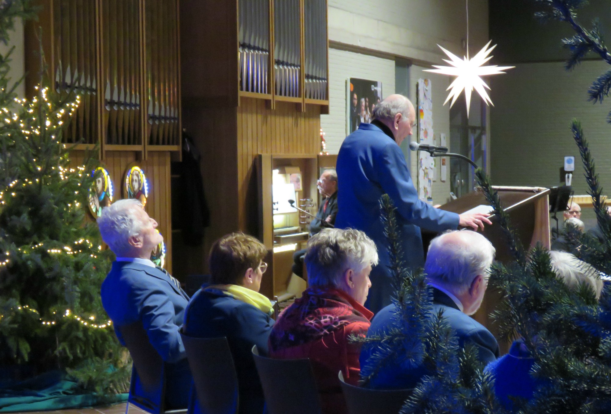 Remy Van Looveren spreekt de kerstwens uit vanuit het parochieteam De Verrekijker